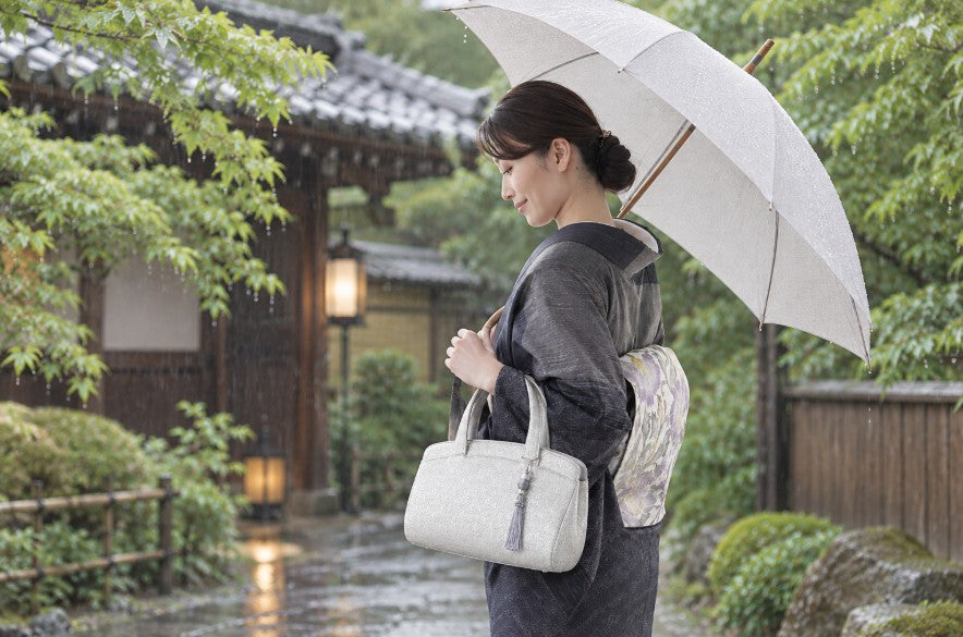 着物で出かける日に雨予報。バッグや草履はどうする?