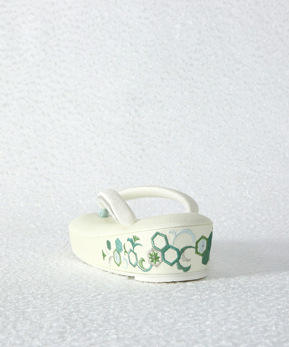 即納品|草履|亀甲柄 京刺繍
