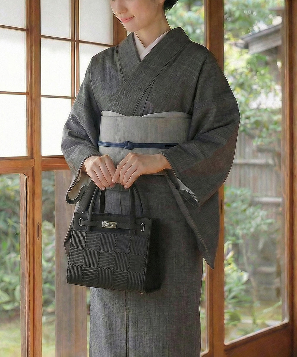 スクエアコード刺繍バッグ|小砂モデル 岩佐オフィシャルショップ<フォーマルバッグ・和装バッグ・草履>【公式サイト】