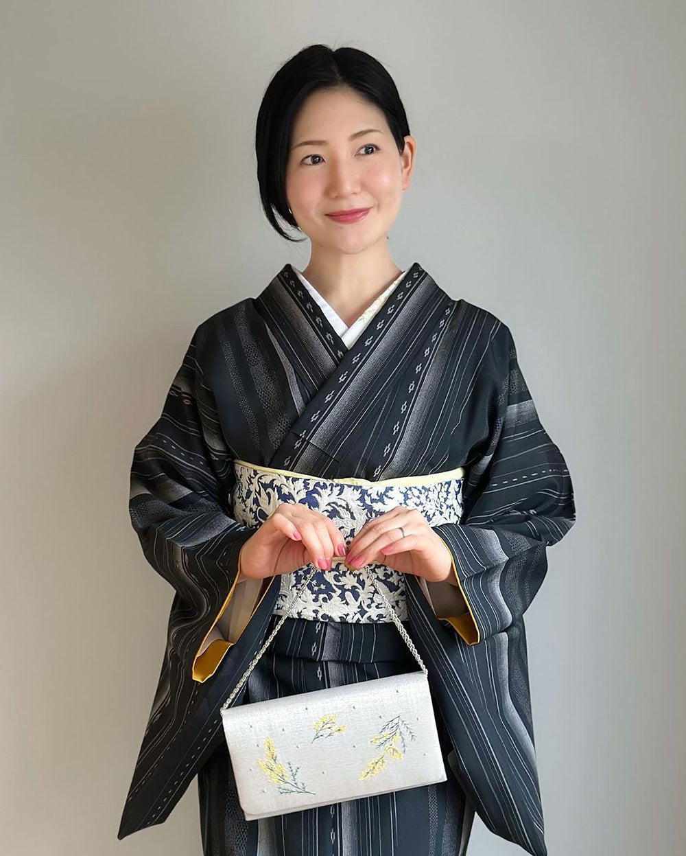 ミモザ刺繍のクラッチバッグ|すなおモデル