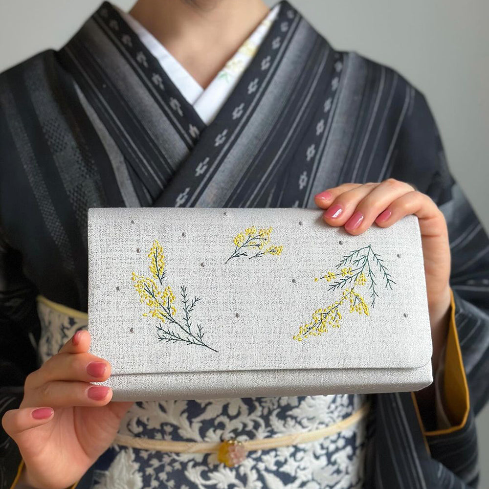 ミモザ刺繍のクラッチバッグ|すなおモデル