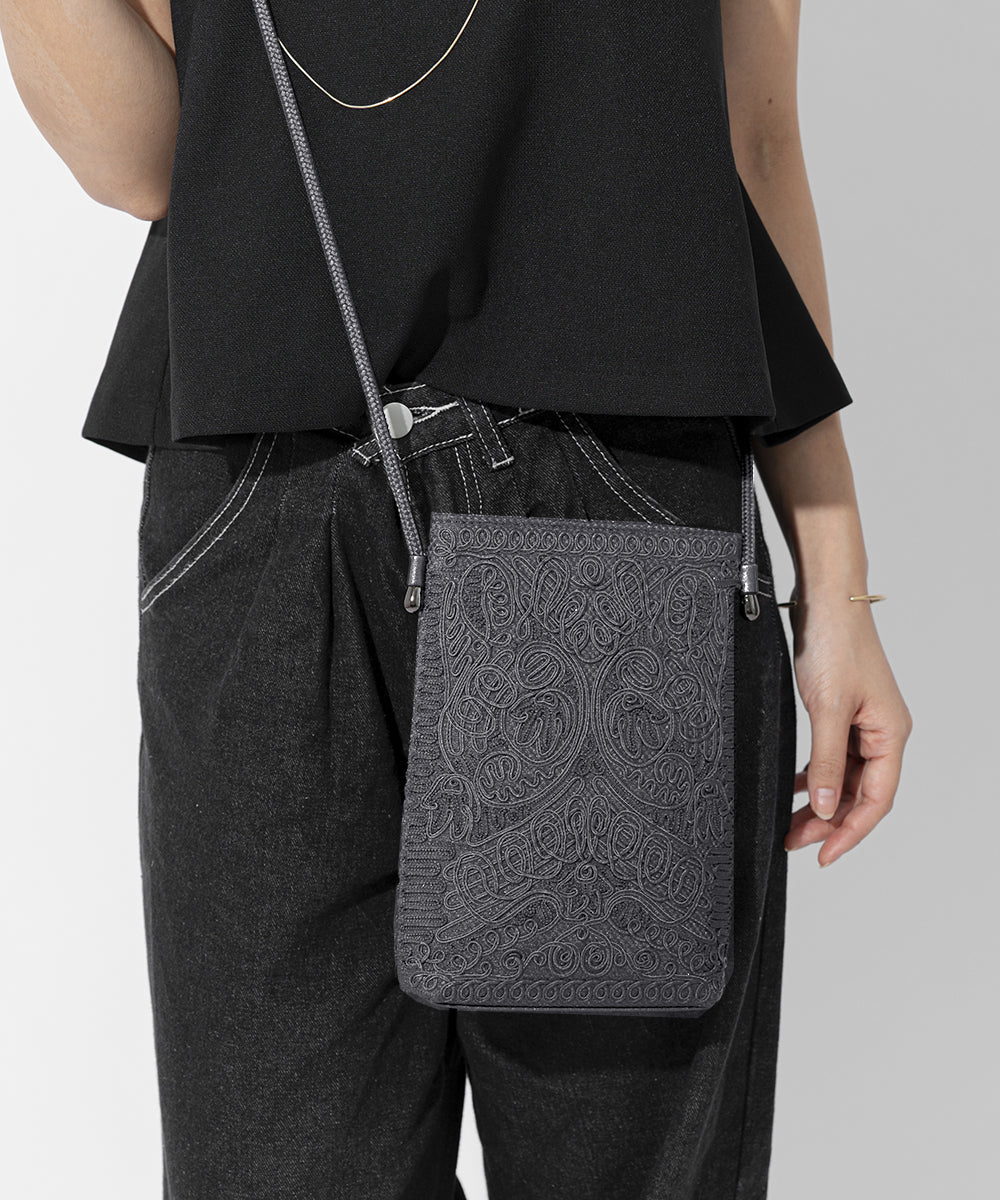 コード刺繍ポシェット