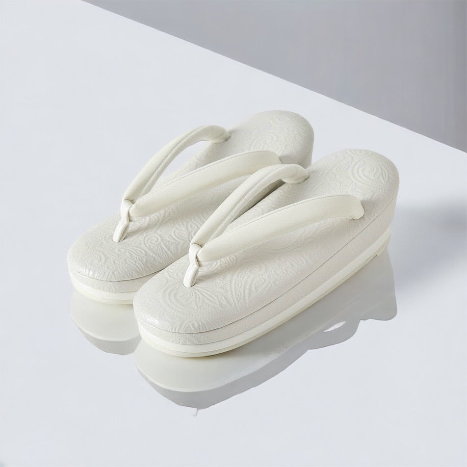 Zori sandals | Embossed paisley