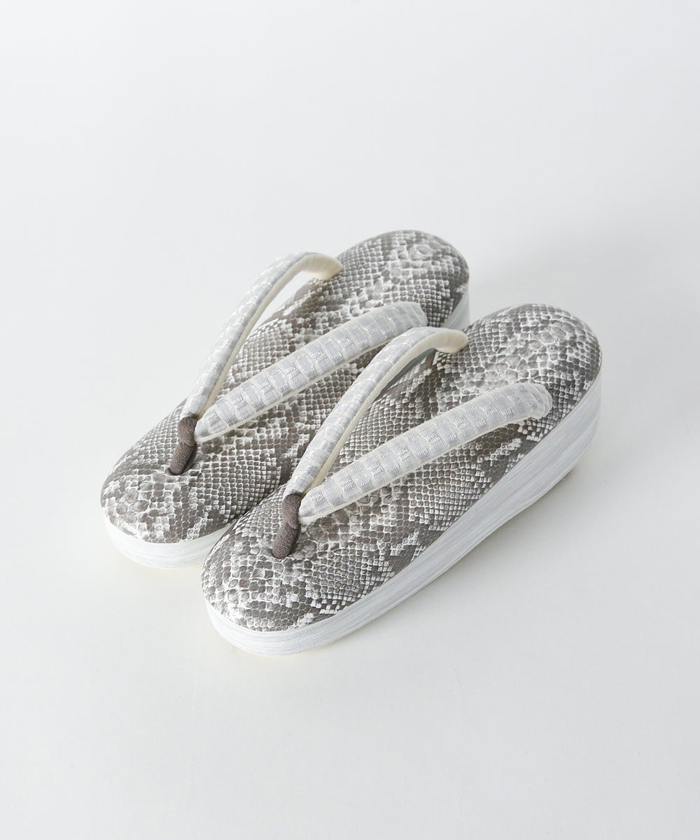 草履｜IWASA×カレンブロッソ　パイソン柄　博多織鼻緒（ライトグレー）