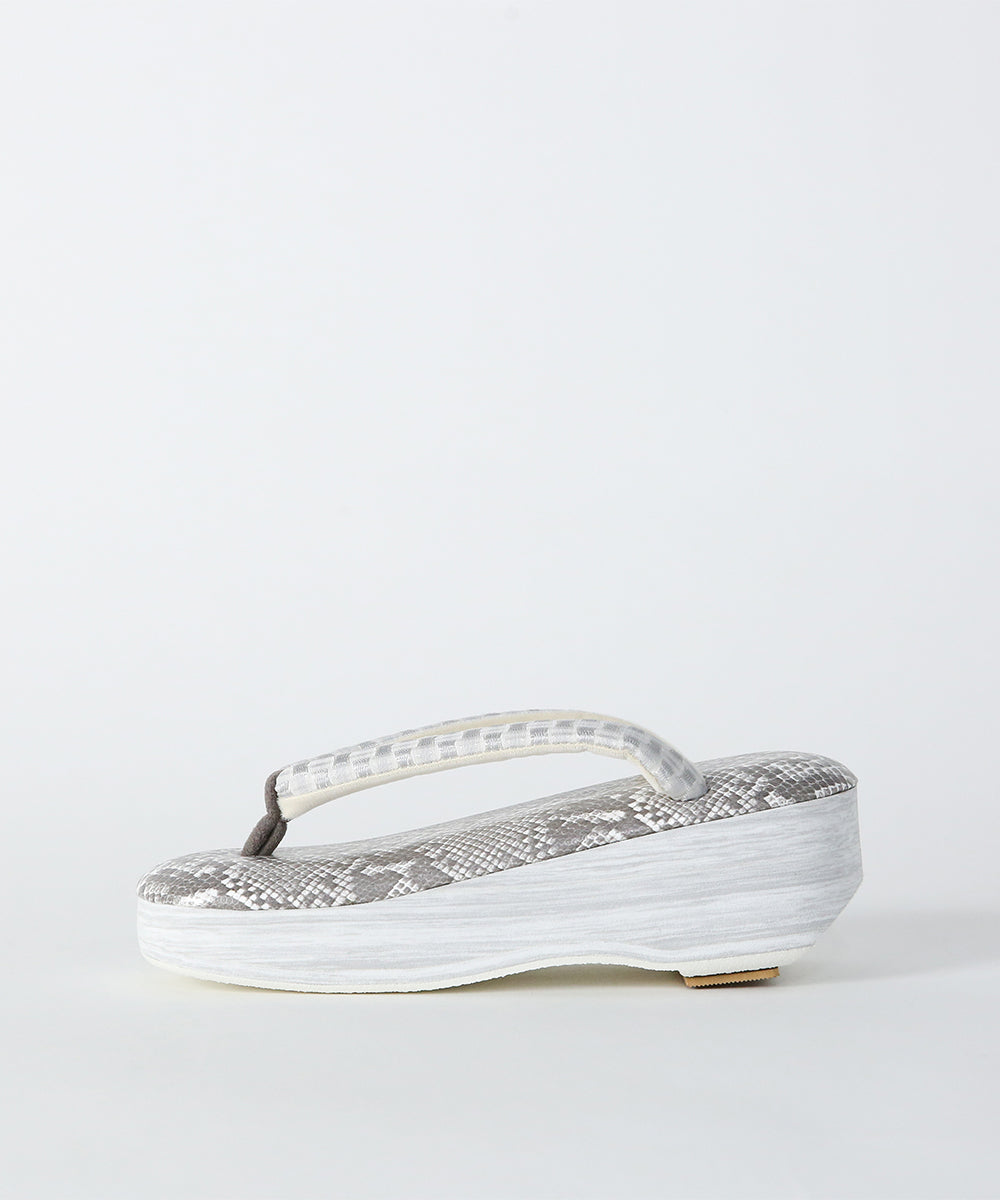 草履｜IWASA×カレンブロッソ　パイソン柄　博多織鼻緒（ライトグレー）