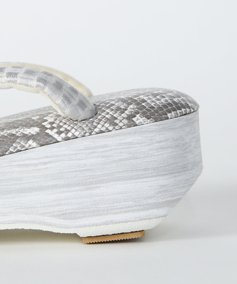 草履｜IWASA×カレンブロッソ　パイソン柄　博多織鼻緒（ライトグレー）