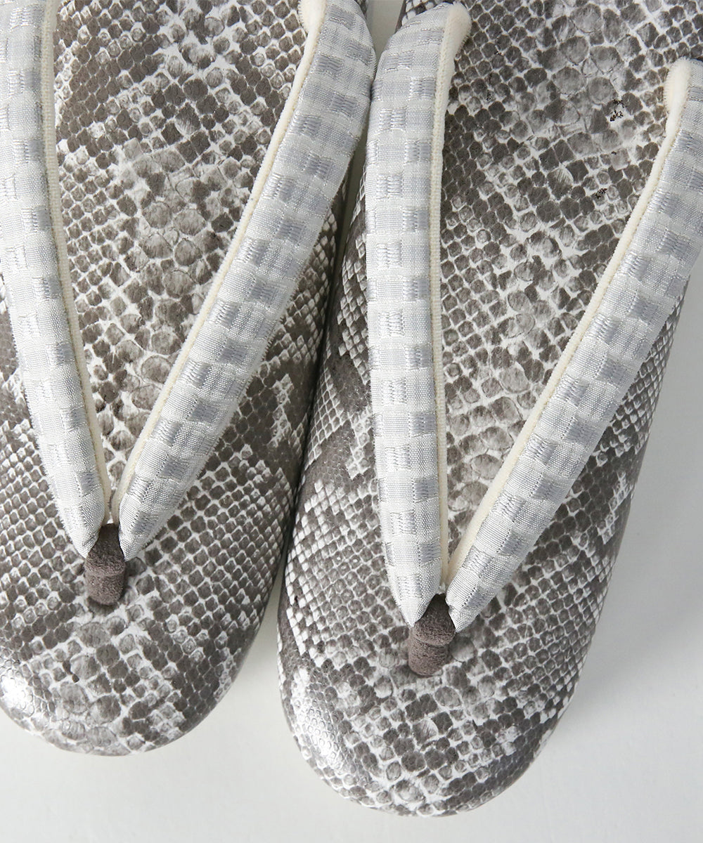 草履｜IWASA×カレンブロッソ　パイソン柄　博多織鼻緒（ライトグレー）
