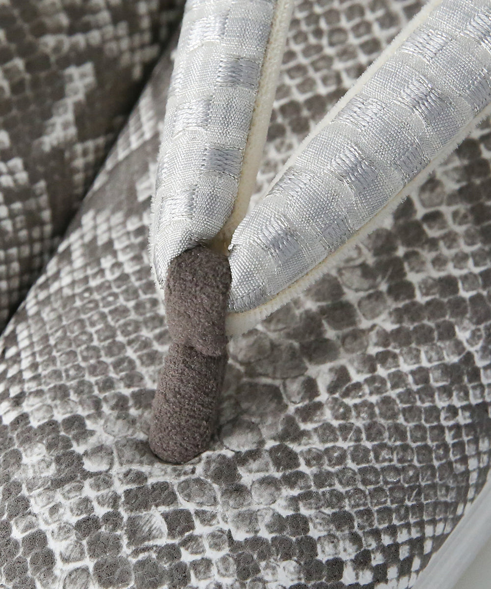 草履｜IWASA×カレンブロッソ　パイソン柄　博多織鼻緒（ライトグレー）