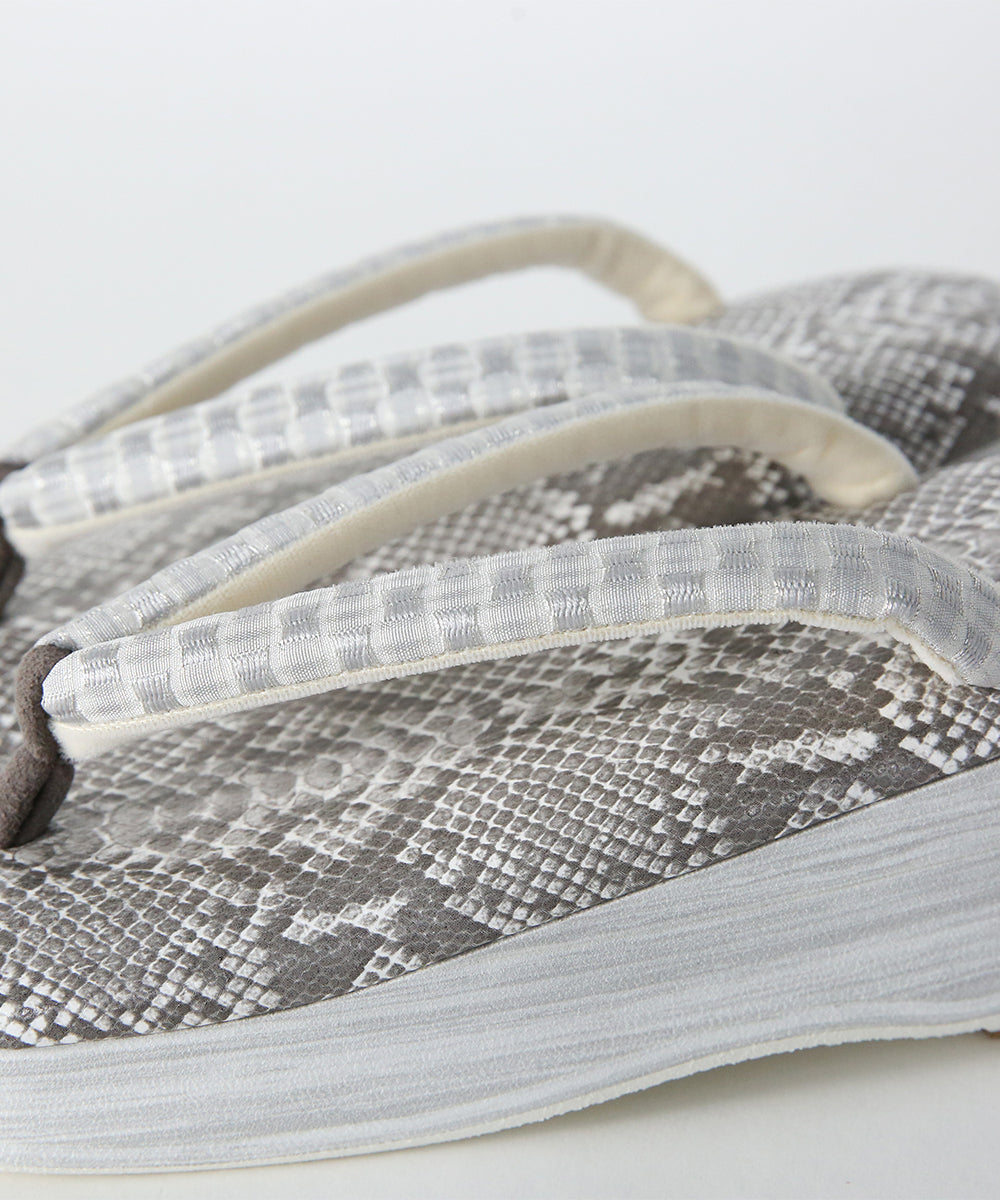草履｜IWASA×カレンブロッソ　パイソン柄　博多織鼻緒（ライトグレー）