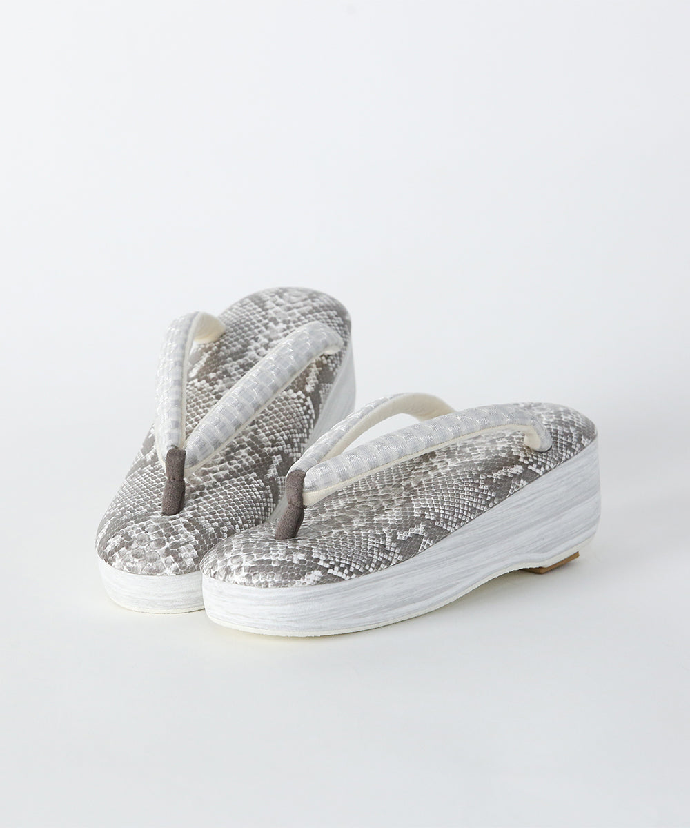 草履｜IWASA×カレンブロッソ　パイソン柄　博多織鼻緒（ライトグレー）