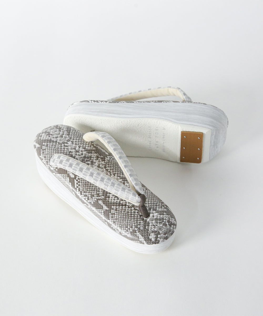 草履｜IWASA×カレンブロッソ　パイソン柄　博多織鼻緒（ライトグレー）