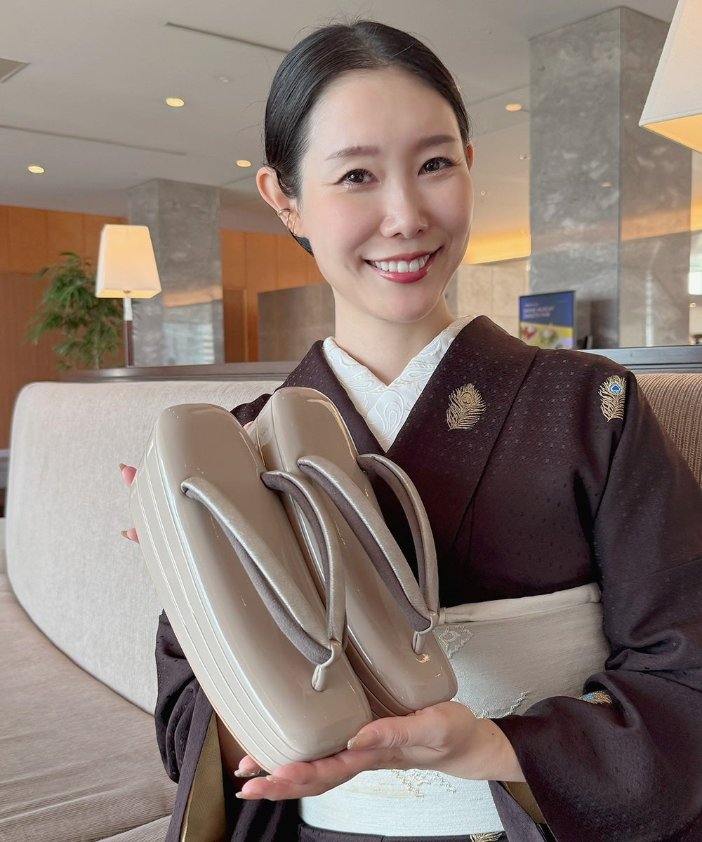 草履｜二石鼻緒のスクエアエナメル３段タイプ｜咲季モデル