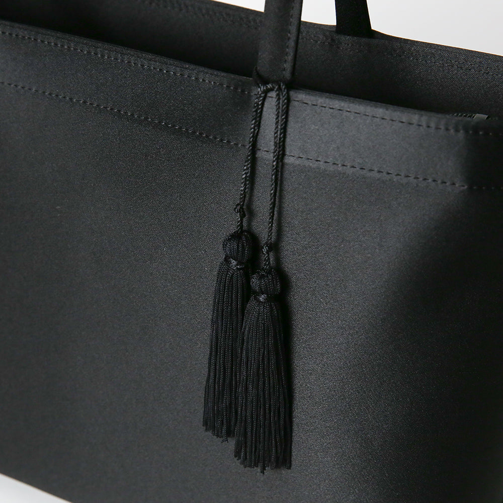 Three-compartment tote bag with tassel