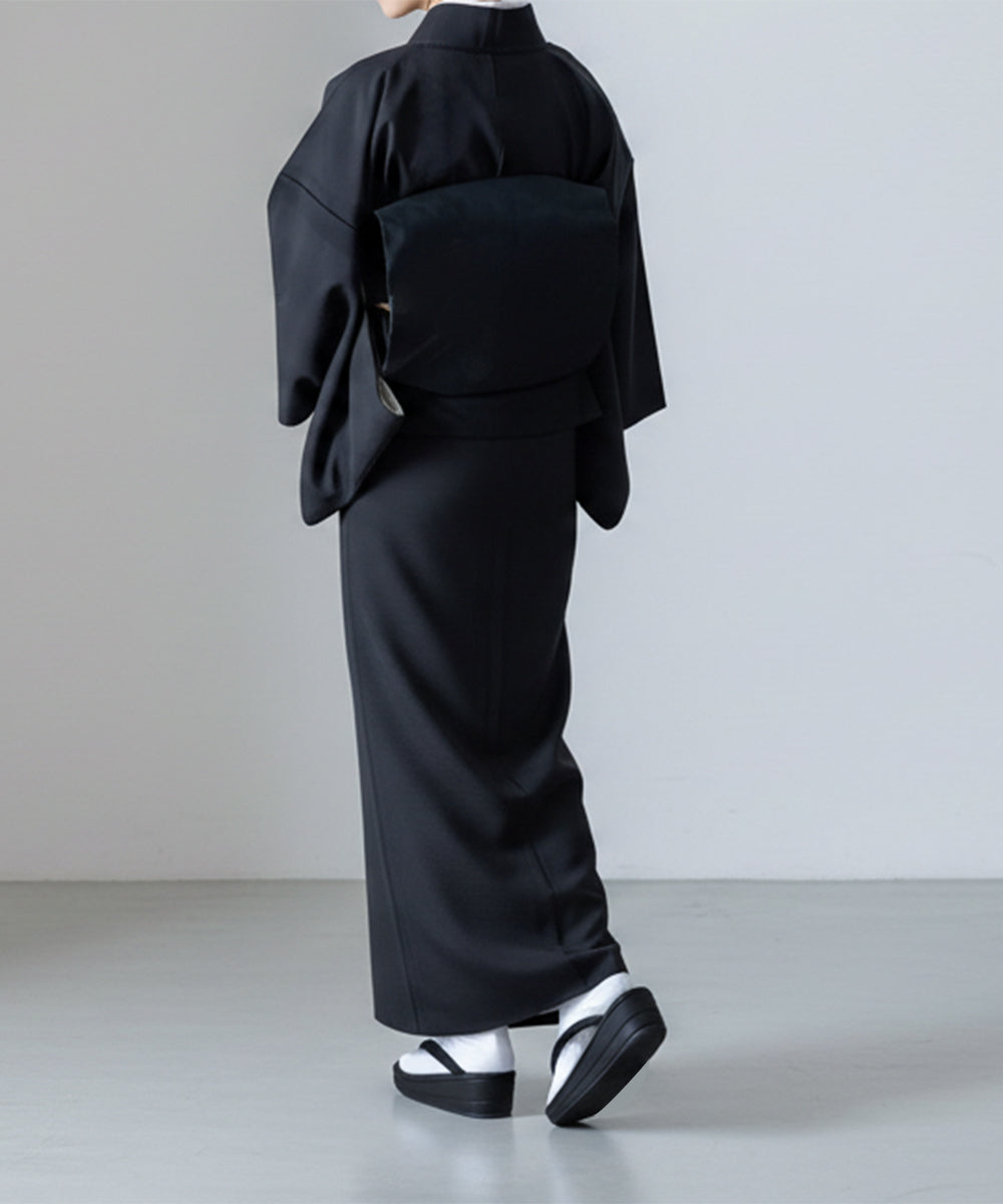 ``Easy to walk'' mourning sandals